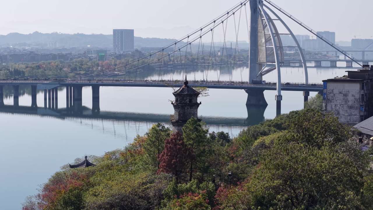 桥畔古塔映现代