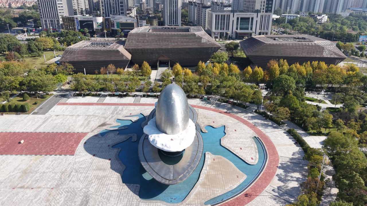 城市广场的现代艺术与自然融合