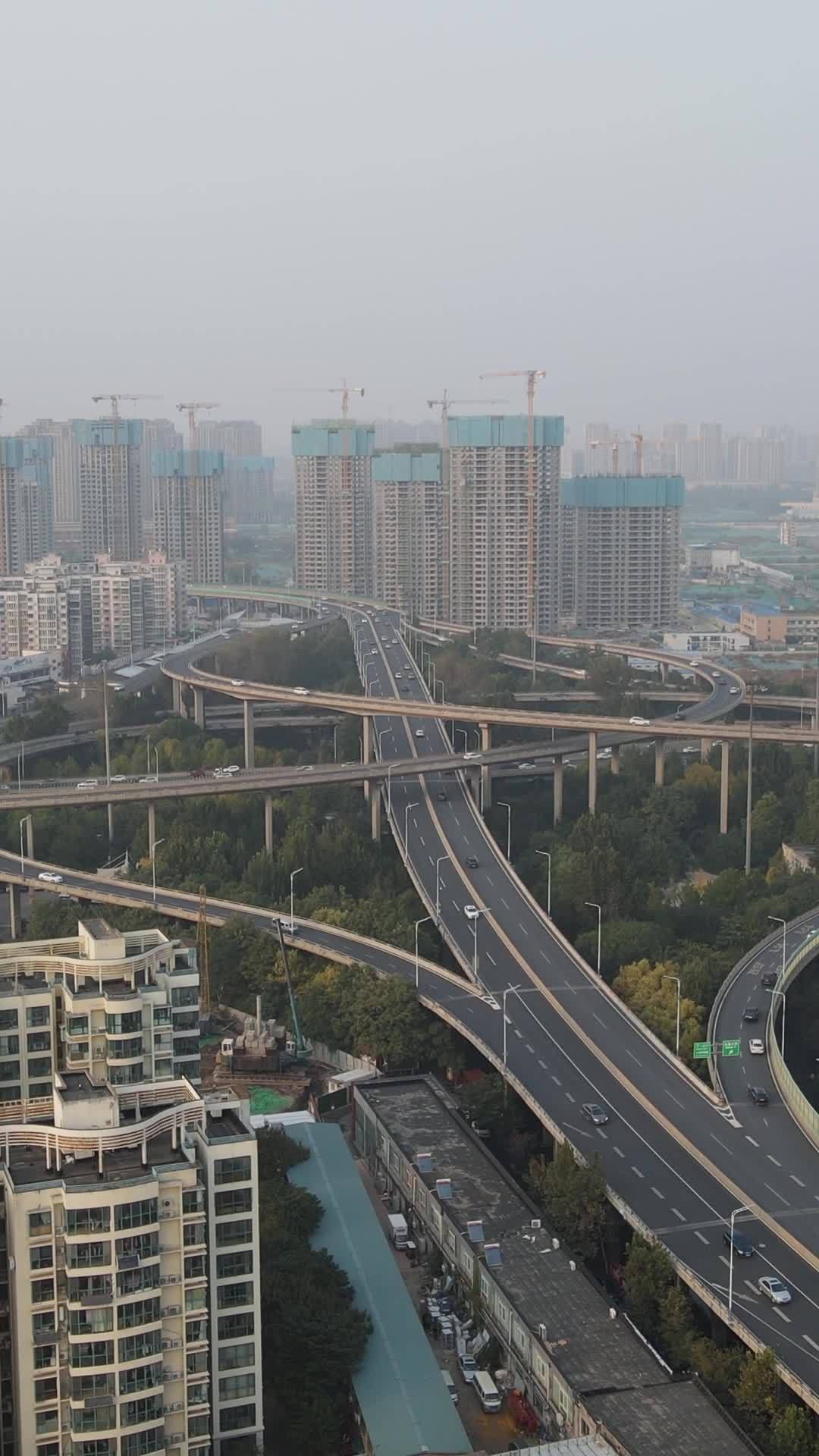 城市高架桥与建筑工地