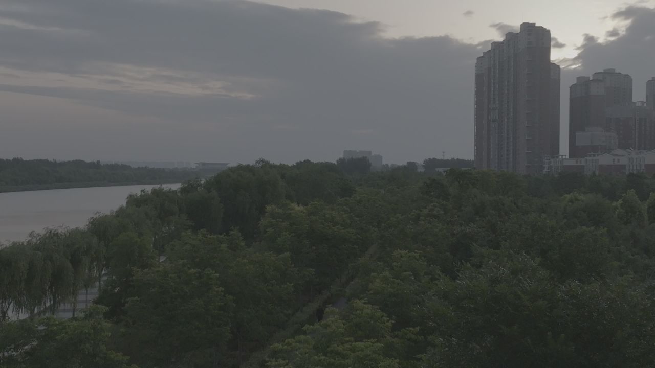 黄昏河畔的城市风景