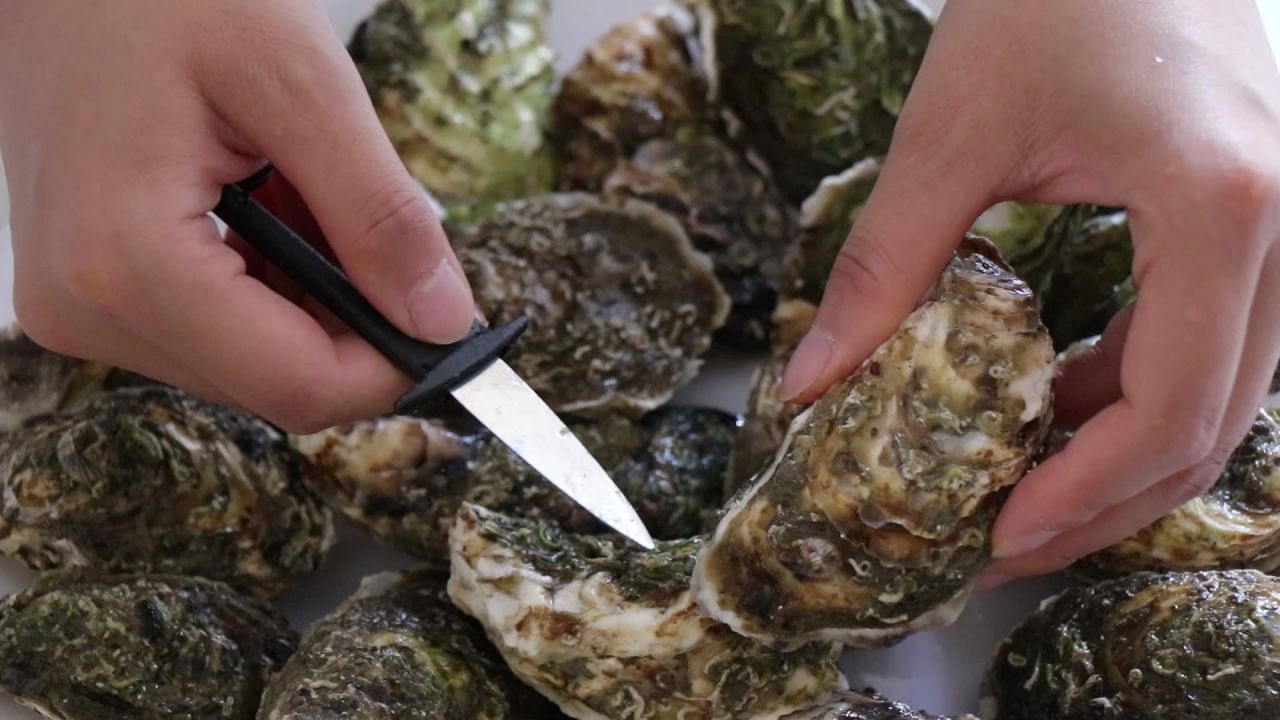 深海生蚝中蚝开蚝视频