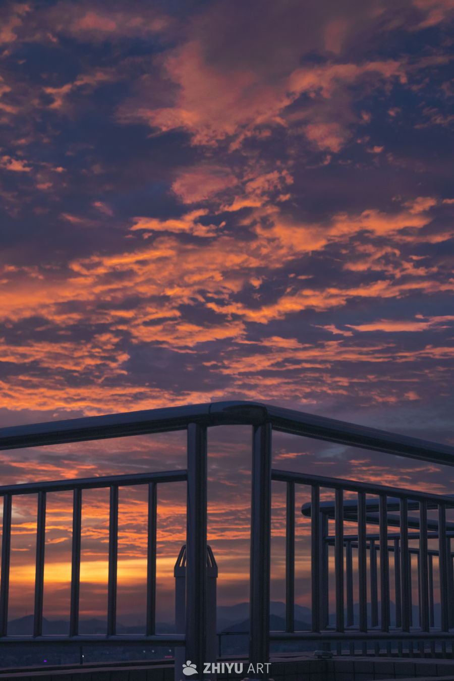 日落时分的栏杆与云彩