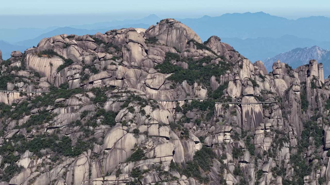 悬崖栈道上的壮丽山景