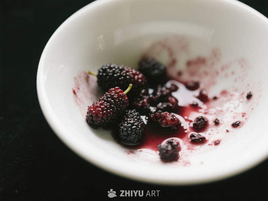 白碗中的桑葚与汁液 1