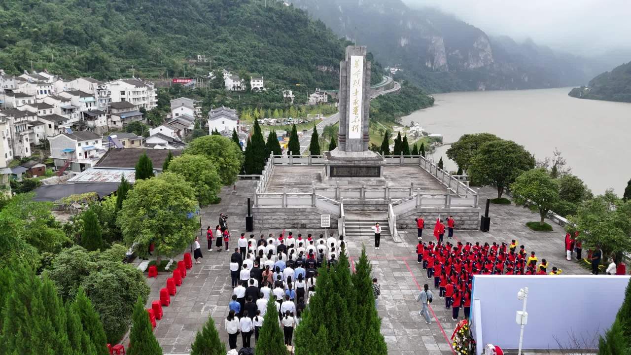 纪念碑前的纪念活动航拍