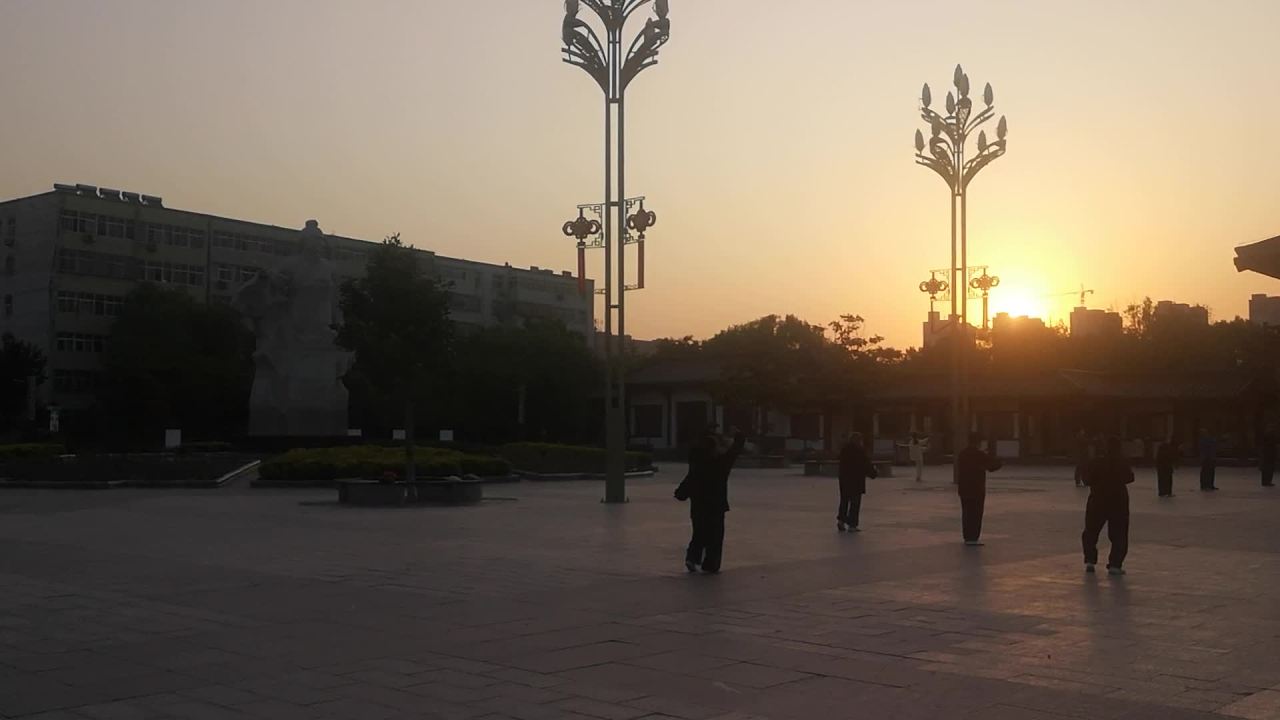 晨曦中的广场晨练