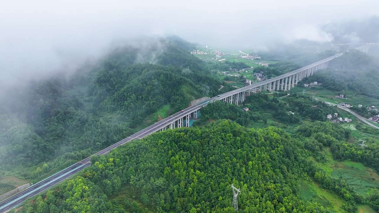 4k航拍高速公路云雾  山区雨后高速公路