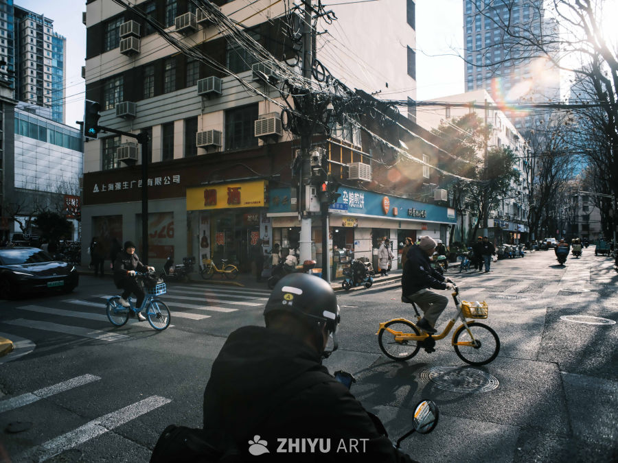 都市街头的日常景象