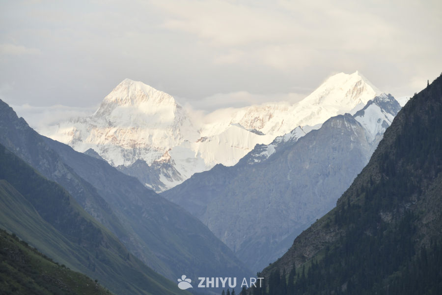 雪峰下的山谷