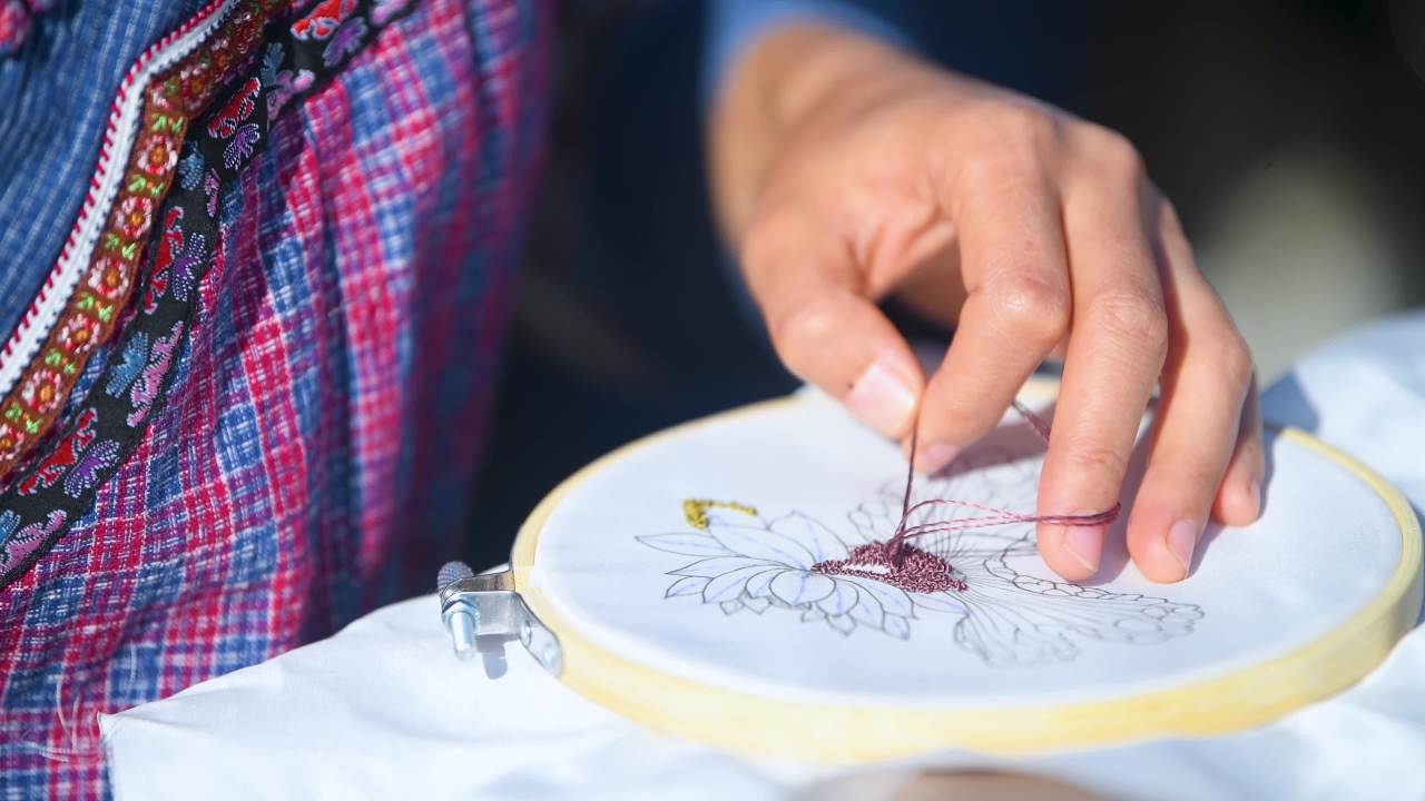 4k刺绣特写  布依族刺绣技艺