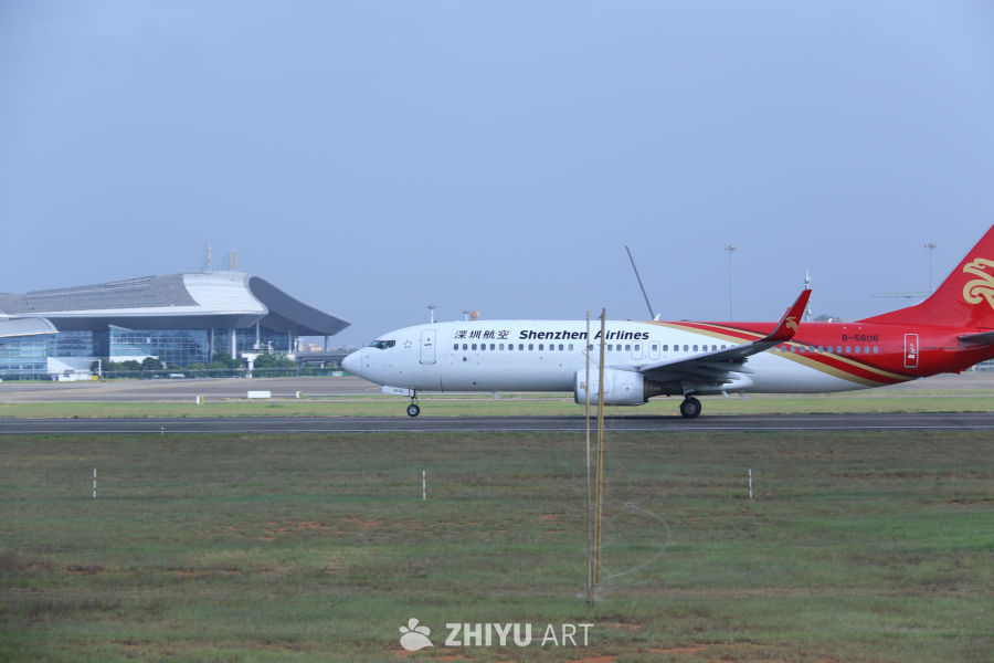 深圳航空飞机在机场跑道上