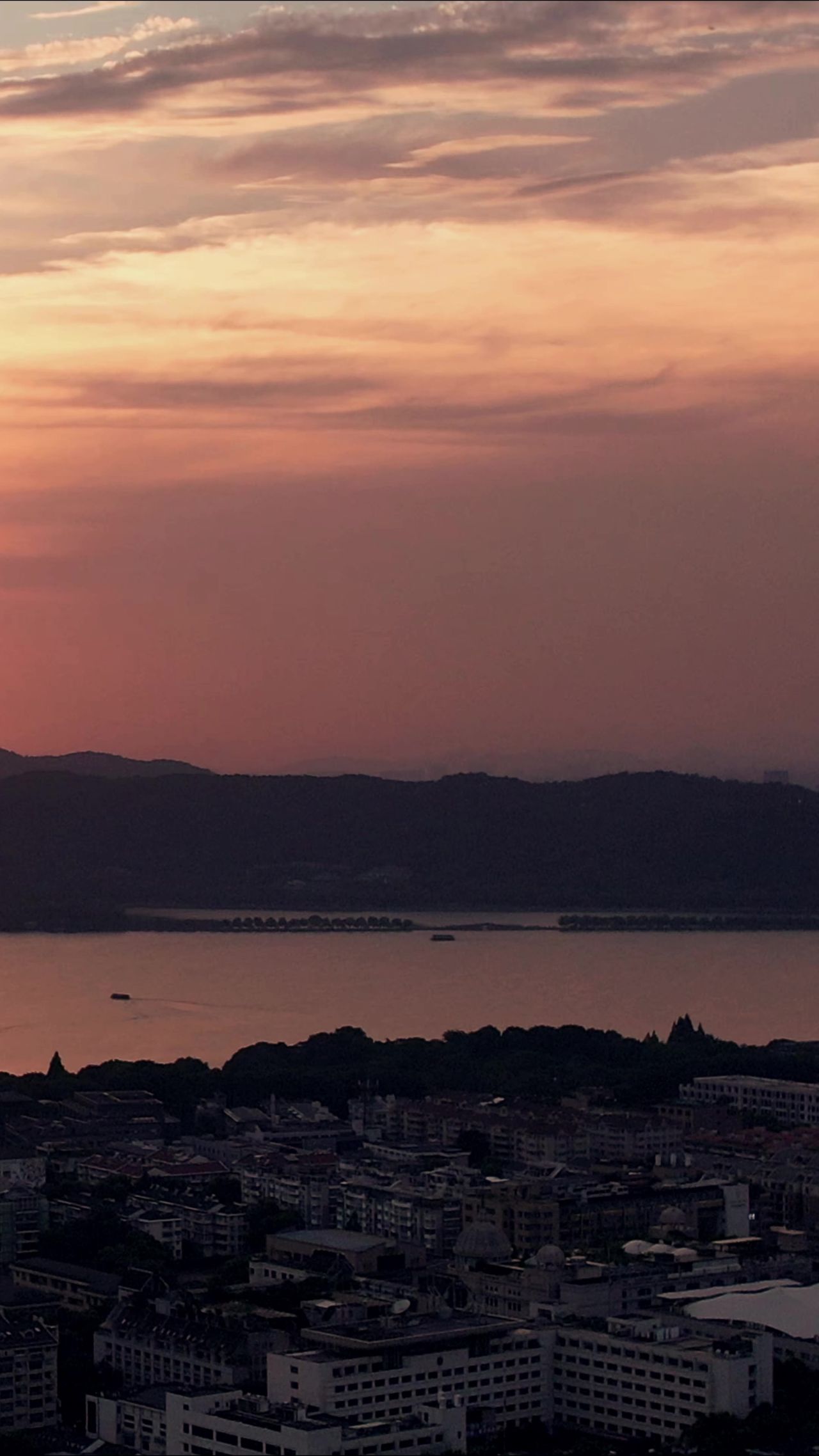 浙江杭州西湖落日晚霞夕阳竖屏航拍 