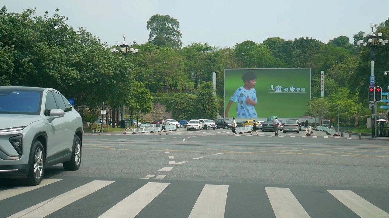 萝岗香雪路口红灯和大屏幕
