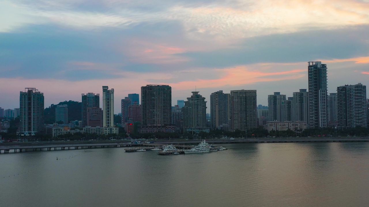 城市夕阳下