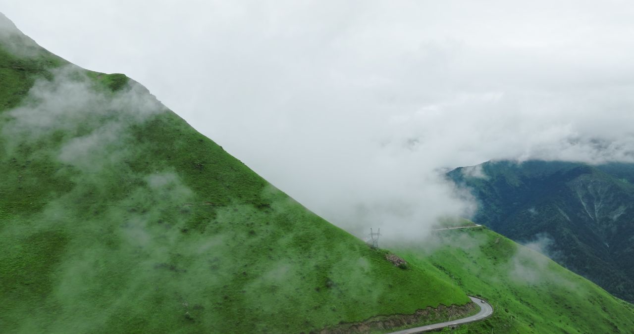 川西山谷云雾雪山自然风光实拍航拍壮观大气视频
