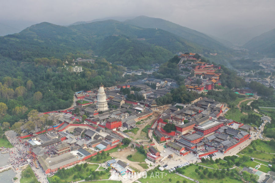 寺庙山间静谧景