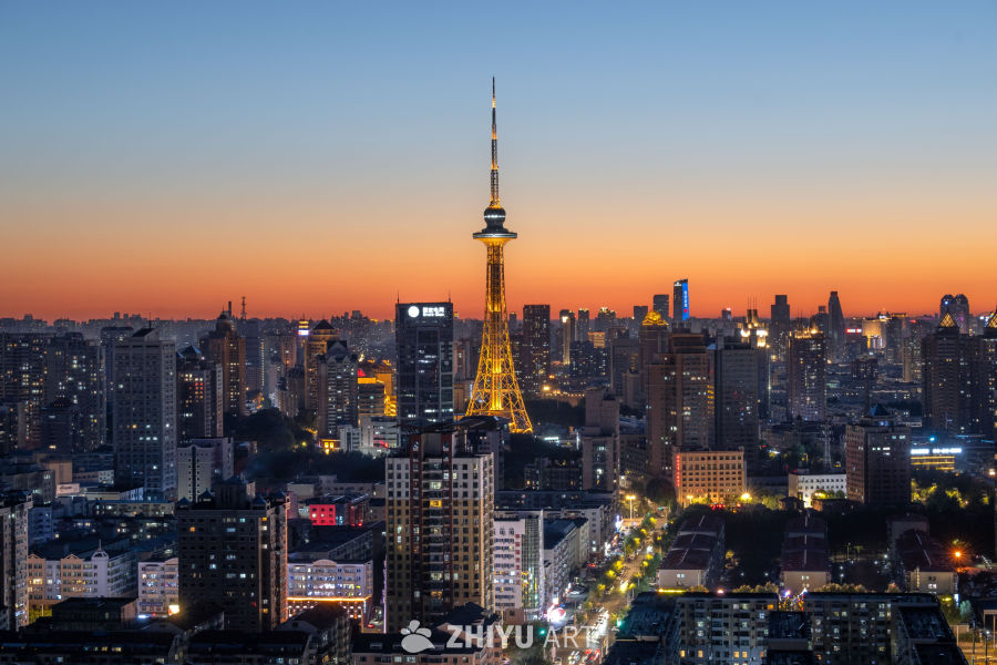 黄昏中的城市天际线