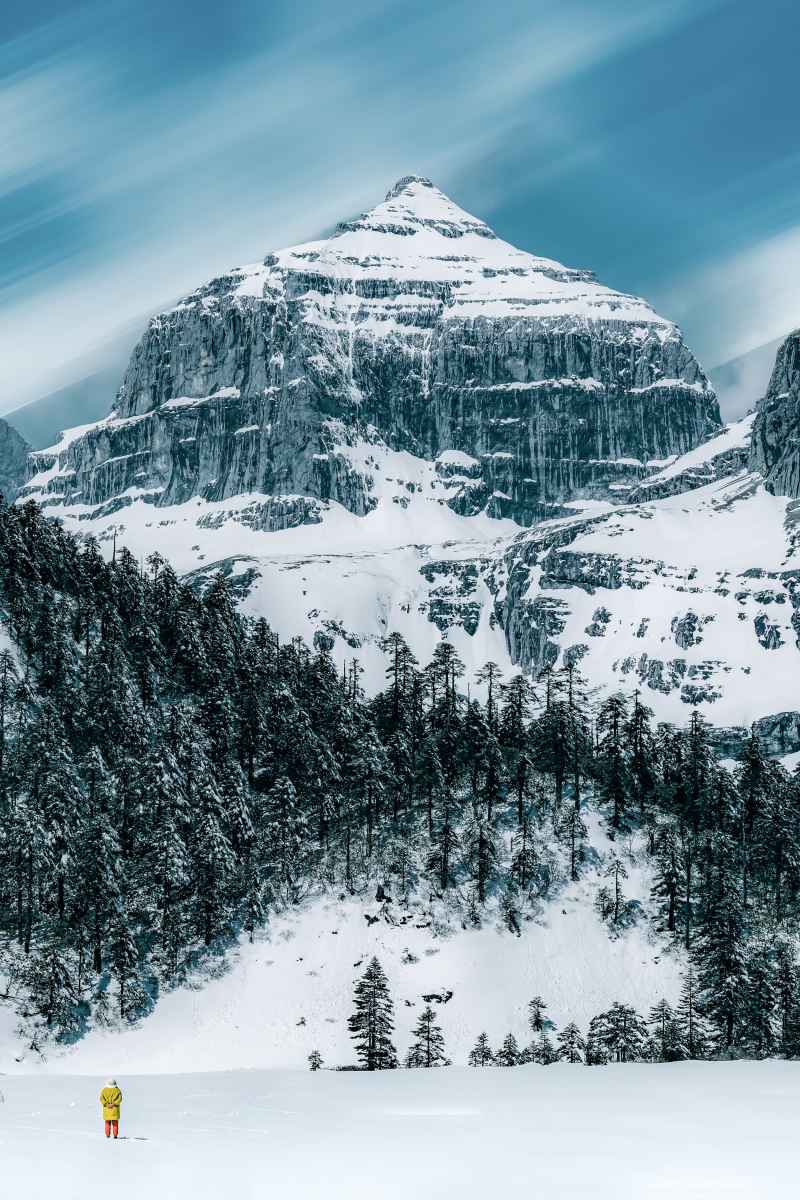 仰望雪山