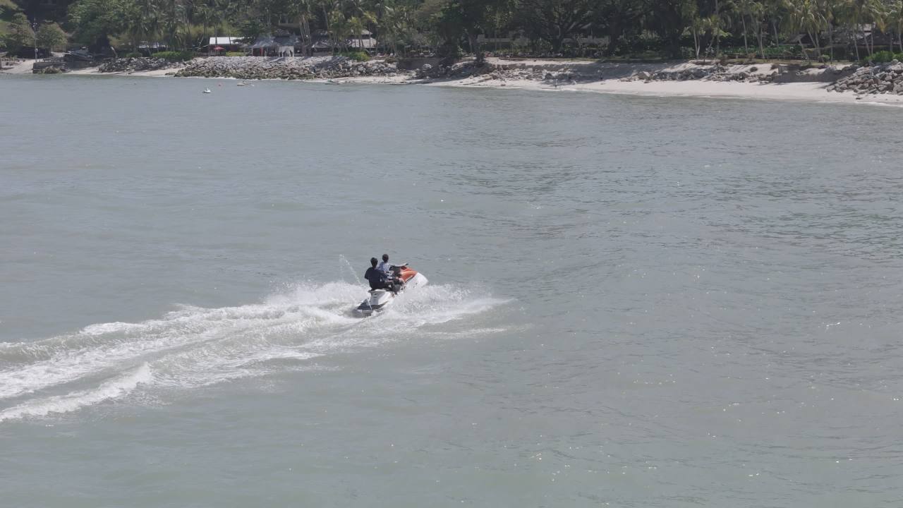 水上摩托疾驰海滩