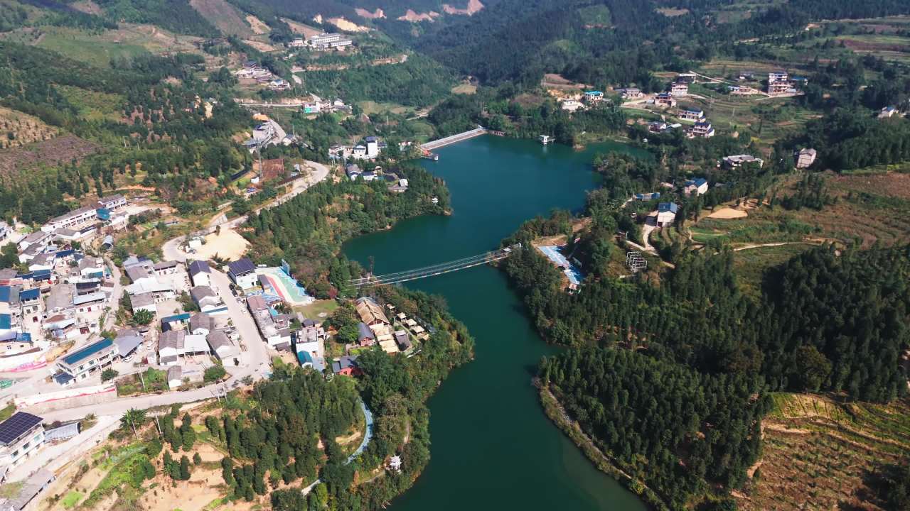山间湖畔的宁静时光