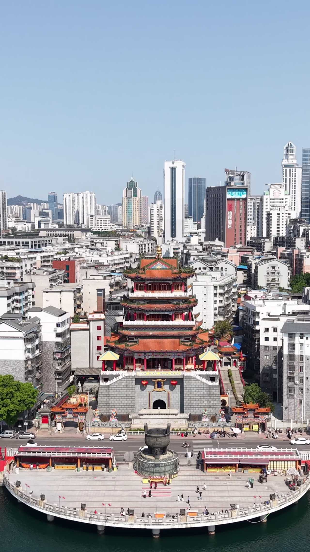 传统与现代交织的都市景观