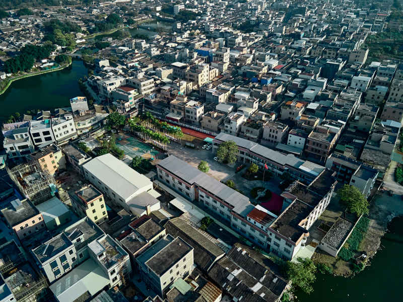 航拍学校与周围的住宅区