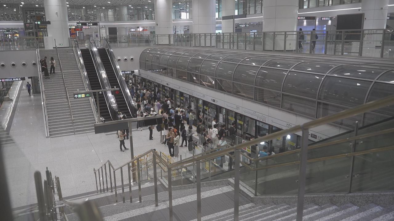 深圳岗厦北地铁站熙熙攘攘的人群