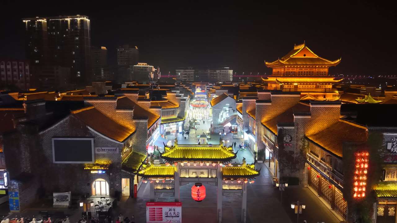 夜色中的古街繁华
