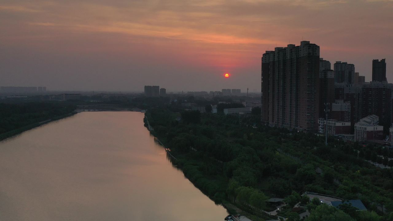 夕阳下的城市河岸