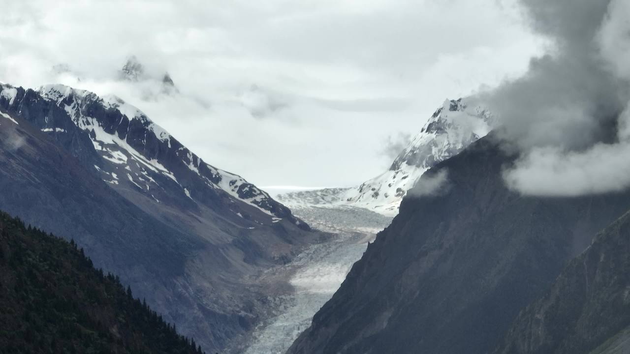 高山峡谷云雾缭绕