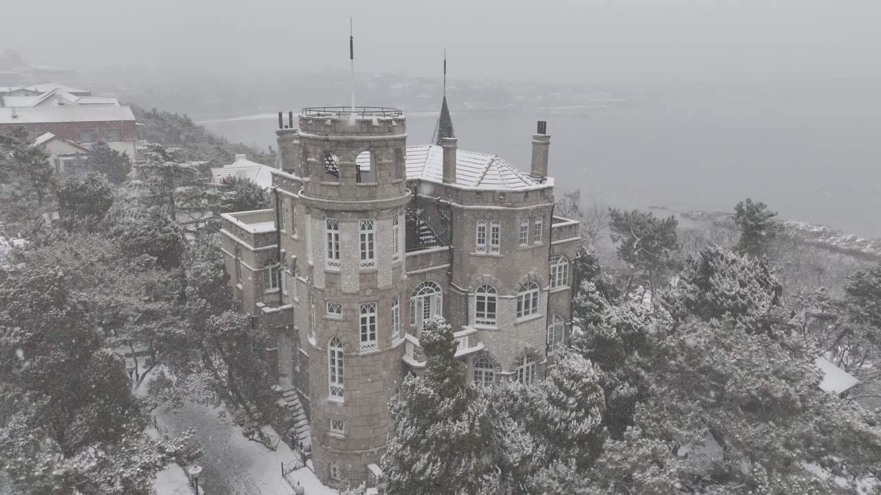 青岛第三海水浴场城市海边雪景航拍 7
