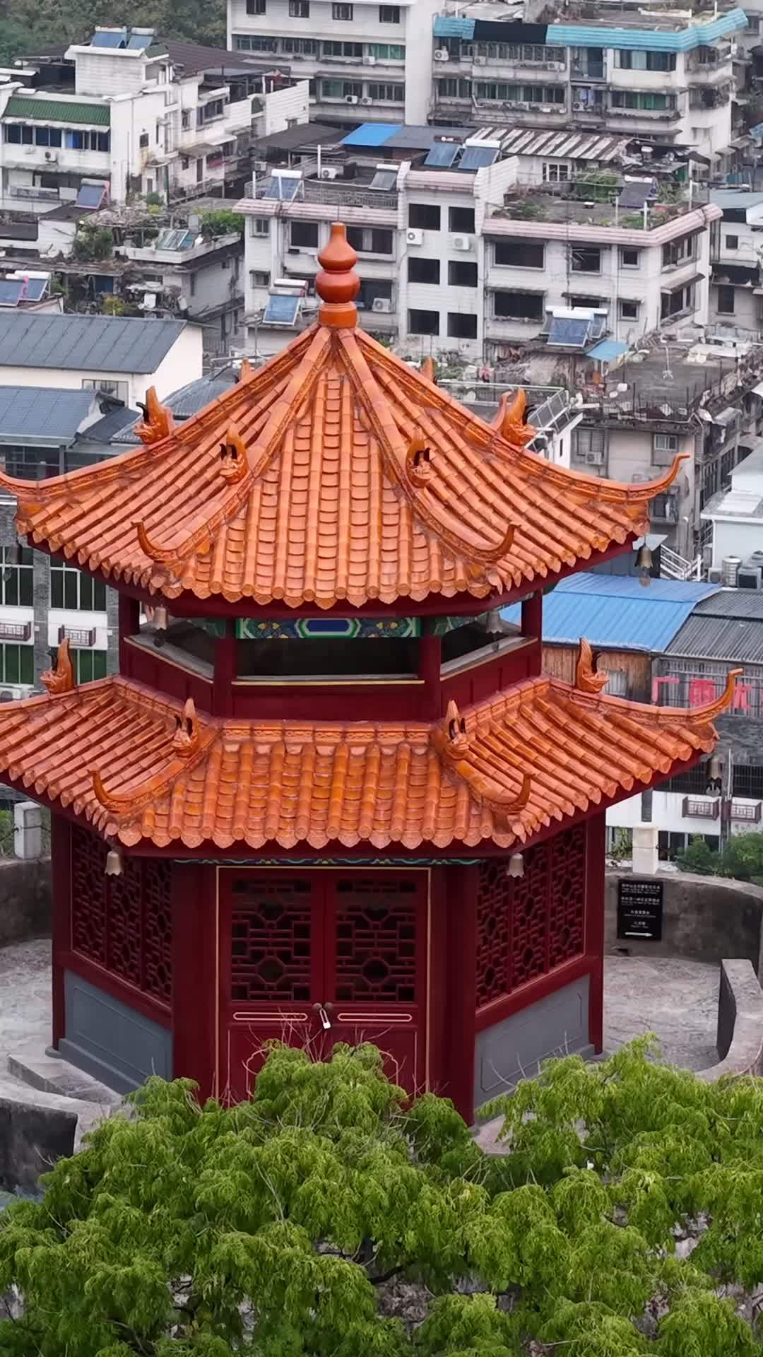 竖版航拍桂林独秀峰王城景区 (15)