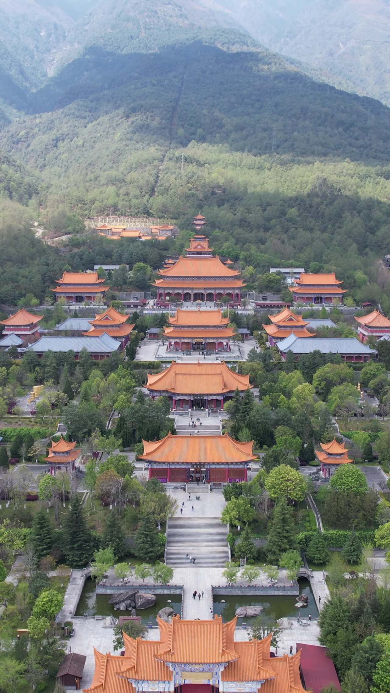 山间古寺全景