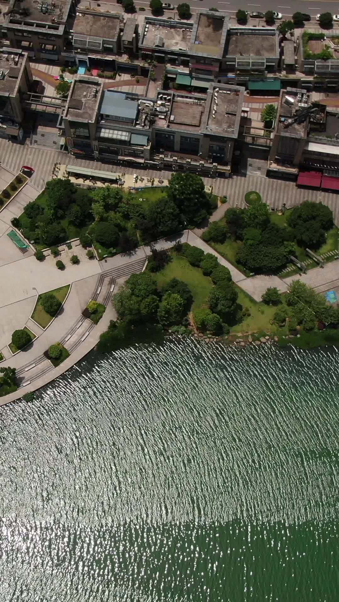 湖畔城市的宁静时光