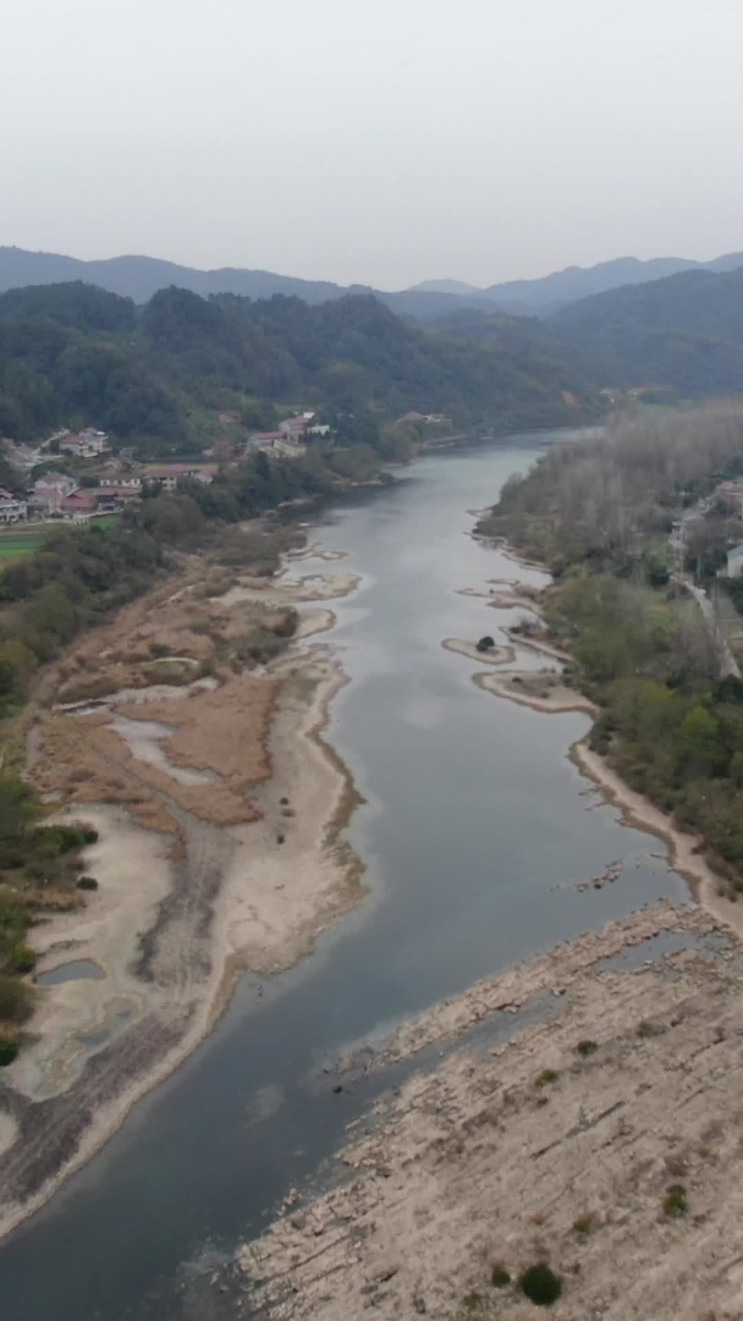 山河静谧的乡村景色