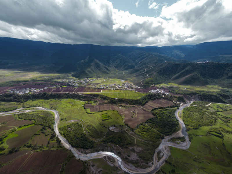 河流边的高原藏族村庄