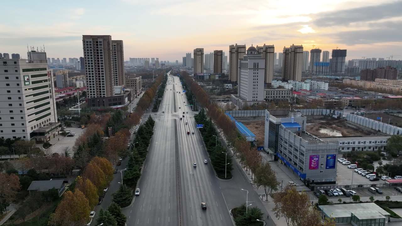 城市日落时的繁忙街道