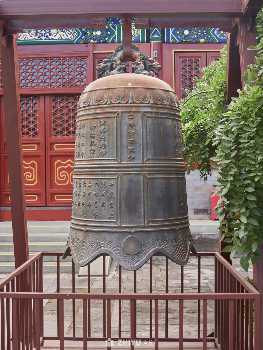 北京市西城区妙应寺内铜钟特写