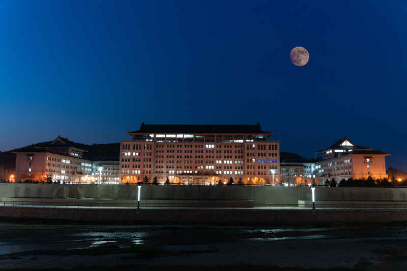 夜晚的校园