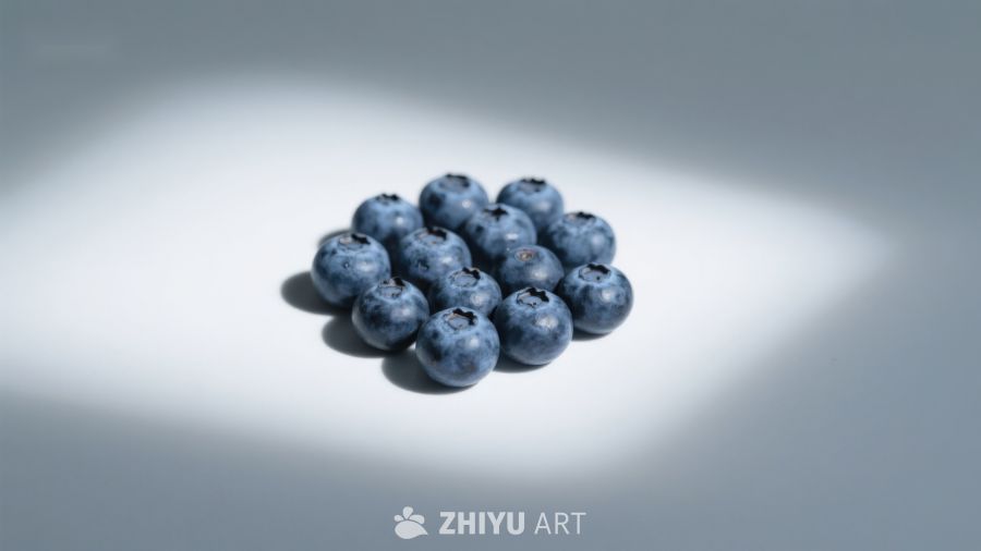 蓝莓堆叠在柔和光影中 142