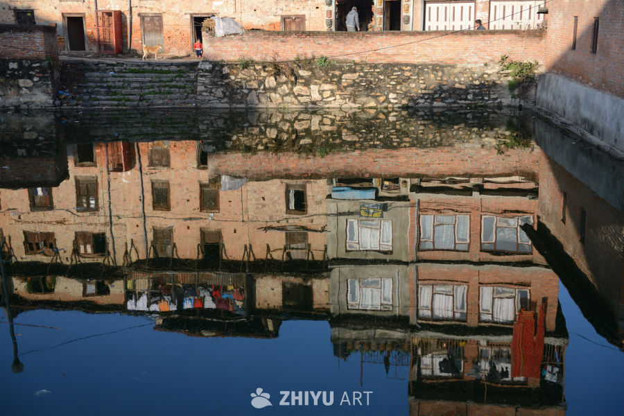 水边砖墙的静谧倒影