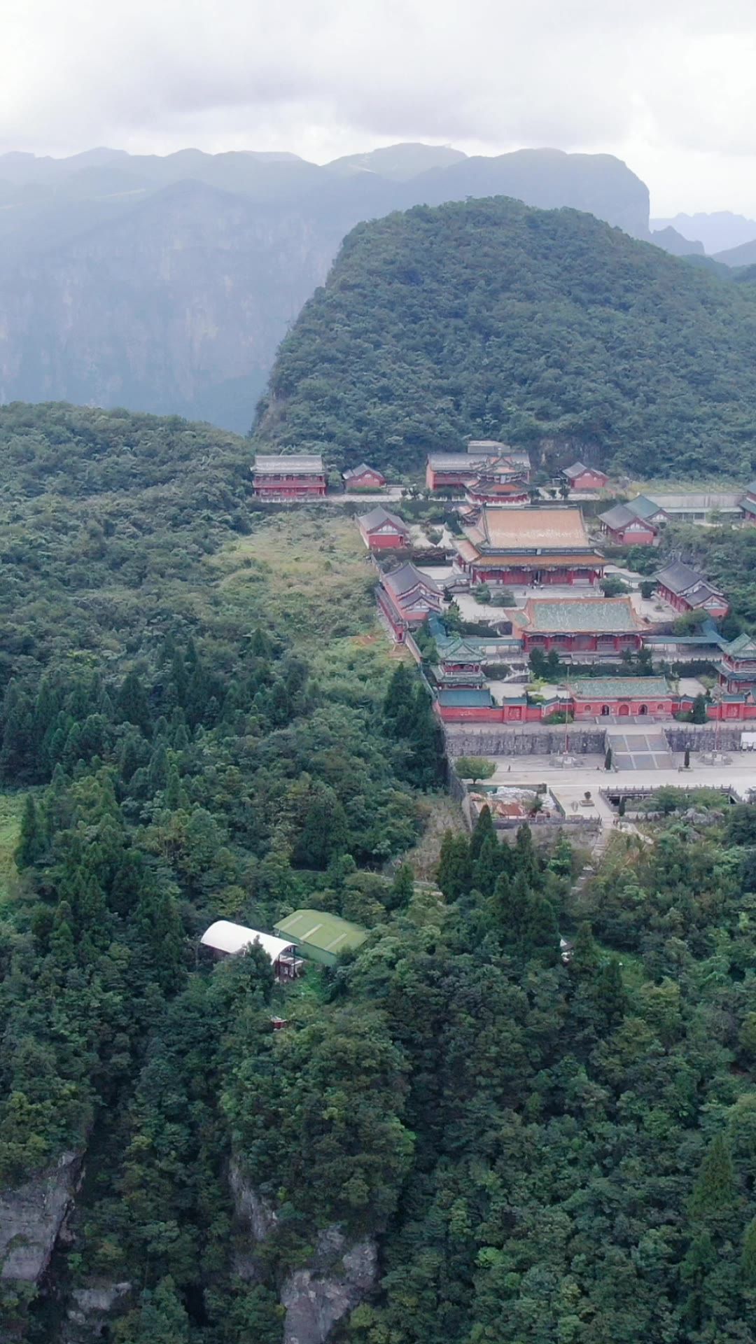  旅游景区张家界天门山寺竖屏航拍