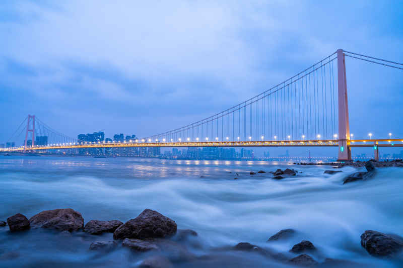 颜色鲜明横跨长江的双层吊桥武汉杨泗港长江大桥蓝调开灯时刻