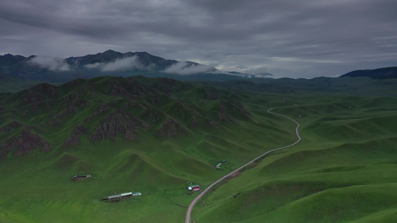 山间绿意与云雾