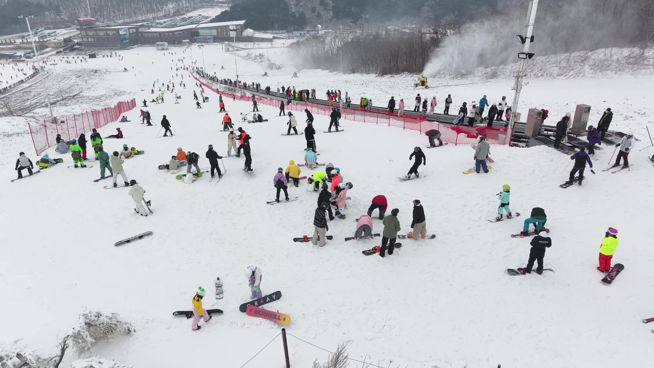 滑雪场航拍休息人群