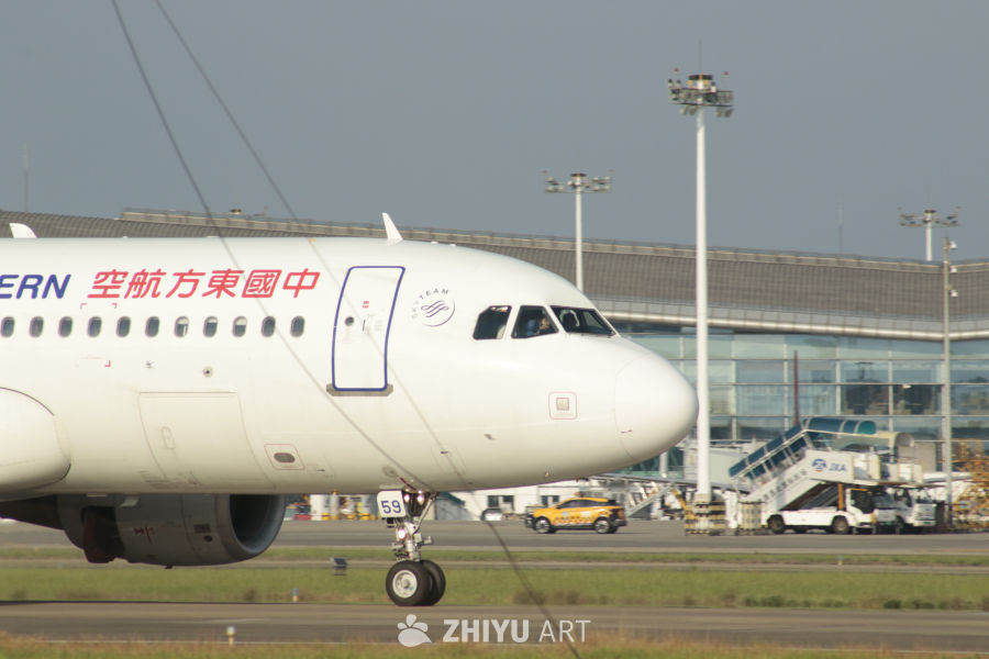 机场跑道上的空客A320