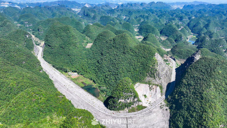 航拍喀斯特山区峰林雄伟壮观 3