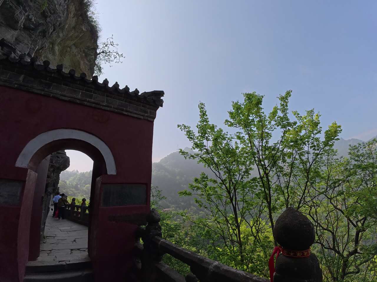 古桥游人景