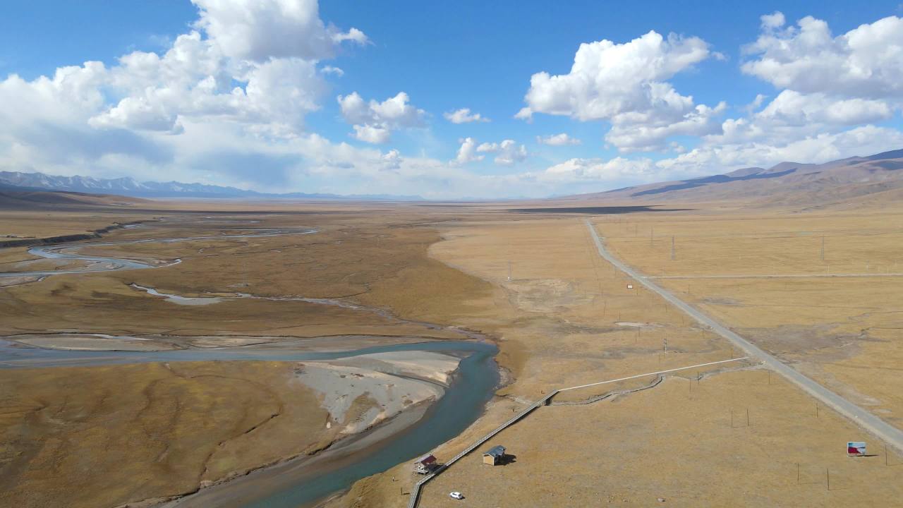 航拍青海海北祁连山腹地的二尕公路雪山河流草原 7