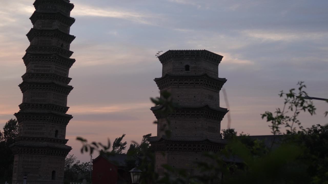 古塔日落下的宁静时光